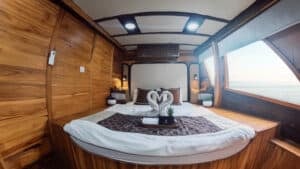 Navila_Komodo-Liveaboard-Phinisi_Master_Cabin1_1