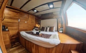 Navila_Komodo-Liveaboard-Phinisi_Master_Cabin1_3