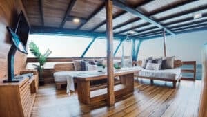 Navila_Komodo-Liveaboard-Phinisi_Social-Area_1