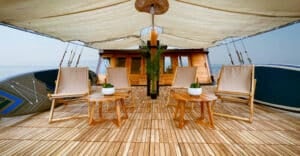 Navila_Komodo-Liveaboard-Phinisi_Social-Area_17