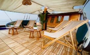 Navila_Komodo-Liveaboard-Phinisi_Social-Area_18