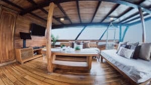 Navila_Komodo-Liveaboard-Phinisi_Social-Area_2