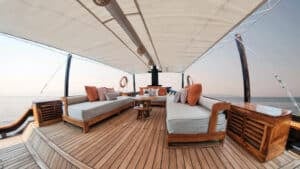 Navila_Komodo-Liveaboard-Phinisi_Social-Area_5