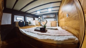 Navila_Komodo-Liveaboard-Phinisi_Superior-Cabin1_3