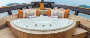 Navila_Komodo-Liveaboard-Phinisi_jacuzzi_1