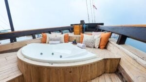 Navila_Komodo-Liveaboard-Phinisi_jacuzzi_2