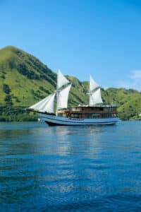 Raffles-Cruise_Komodo-Liveaboard-Phinisi_Boat_01