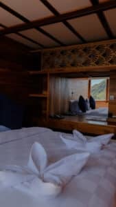 Raffles-Cruise_Komodo-Liveaboard-Phinisi_Deluxe-Cabin-1_04
