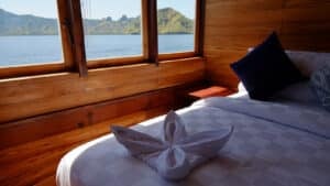 Raffles-Cruise_Komodo-Liveaboard-Phinisi_Deluxe-Cabin-1_06