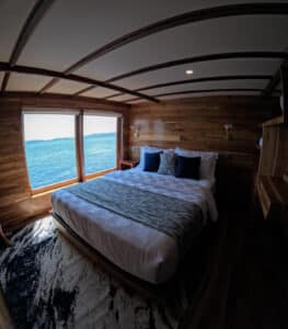 Raffles-Cruise_Komodo-Liveaboard-Phinisi_Deluxe-Cabin-2_02