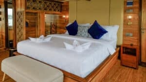 Raffles-Cruise_Komodo-Liveaboard-Phinisi_Master-Cabin_02