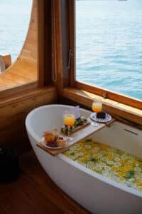 Raffles-Cruise_Komodo-Liveaboard-Phinisi_Master-Cabin_04