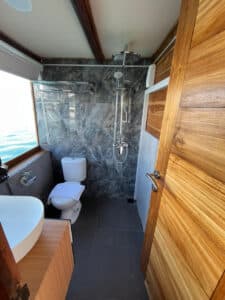 Raffles-Cruise_Komodo-Liveaboard-Phinisi_Master-Cabin_10