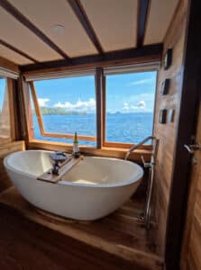 Raffles-Cruise_Komodo-Liveaboard-Phinisi_Master-Cabin_13