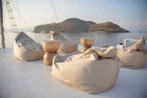 Raffles-Cruise_Komodo-Liveaboard-Phinisi_Social-Area_03
