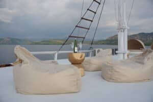 Raffles-Cruise_Komodo-Liveaboard-Phinisi_Social-Area_05