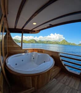 Raffles-Cruise_Komodo-Liveaboard-Phinisi_Suite-Cabin_10