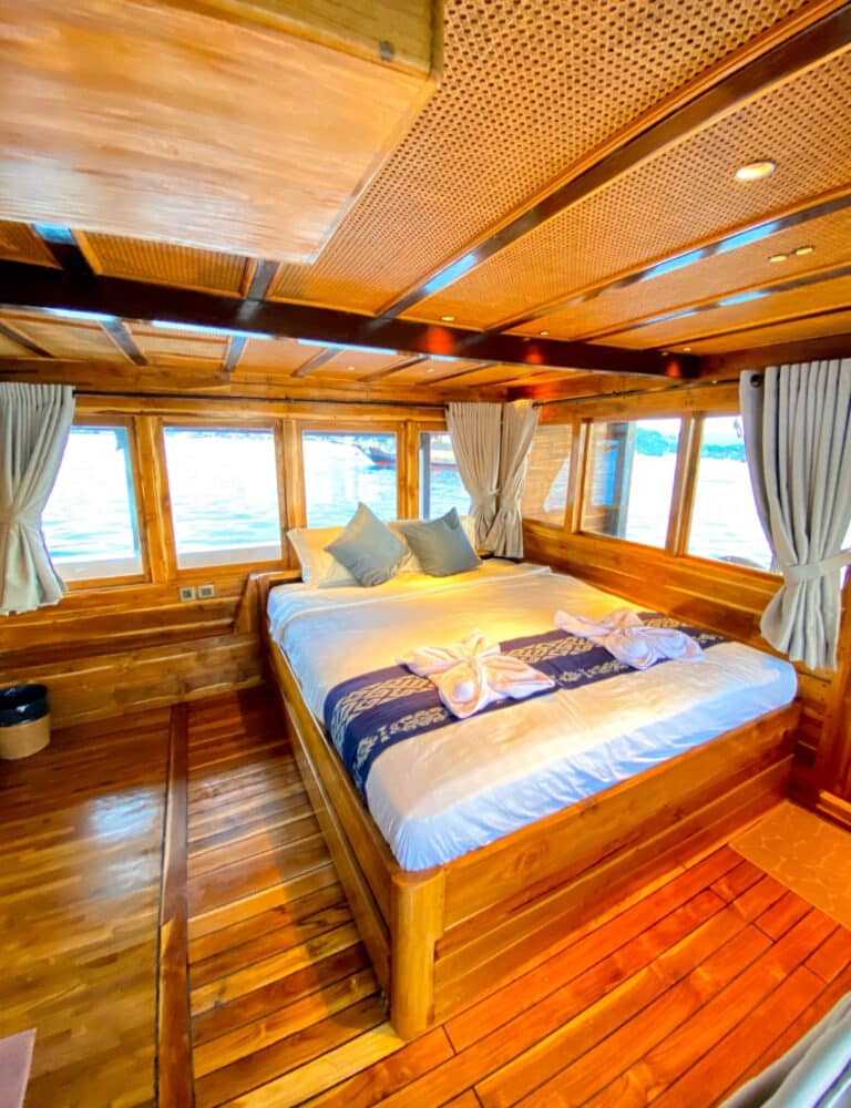Refviero_Komodo-Liveaboard-Phinisi_Deluxe-Cabin