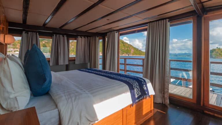 Refviero_Komodo-Liveaboard-Phinisi_Master-Cabin_03