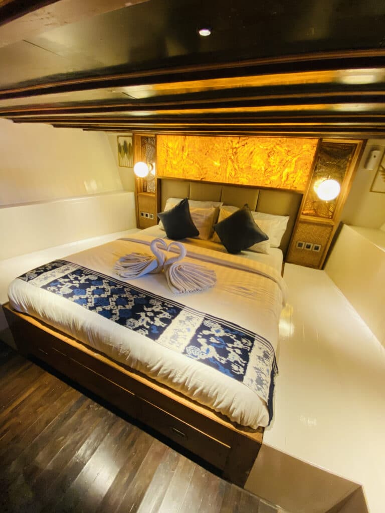 Refviero_Komodo-Liveaboard-Phinisi_Superior-Cabin