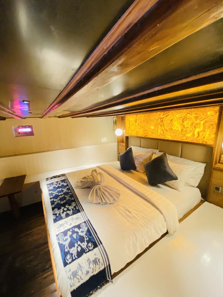 Refviero_Komodo-Liveaboard-Phinisi_Superior-Cabin