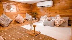 Semesta-Voyages_Komodo-Liveaboard-Phinisi_Deluxe-Cabin-1_02