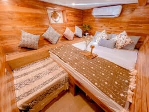 Semesta-Voyages_Komodo-Liveaboard-Phinisi_Deluxe-Cabin-1_05