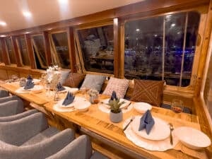 Semesta-Voyages_Komodo-Liveaboard-Phinisi_Dining_15