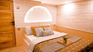 Semesta-Voyages_Komodo-Liveaboard-Phinisi_Master-Cabin-1_02