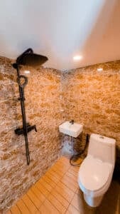 Semesta-Voyages_Komodo-Liveaboard-Phinisi_Master-Cabin-1_06