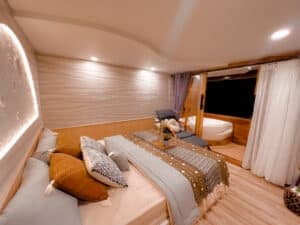 Semesta-Voyages_Komodo-Liveaboard-Phinisi_Master-Cabin-1_08
