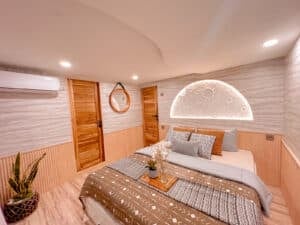 Semesta-Voyages_Komodo-Liveaboard-Phinisi_Master-Cabin-1_09