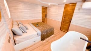 Semesta-Voyages_Komodo-Liveaboard-Phinisi_Master-Cabin-2_06