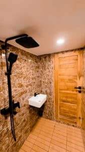 Semesta-Voyages_Komodo-Liveaboard-Phinisi_Suite-Cabin_06