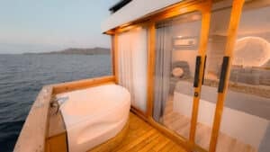 Semesta-Voyages_Komodo-Liveaboard-Phinisi_Suite-Cabin_10