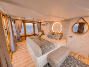 Semesta-Voyages_Komodo-Liveaboard-Phinisi_Suite-Cabin_13