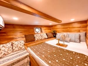 Semesta-Voyages_Komodo-Liveaboard-Phinisi_Superior-Cabin-1_07