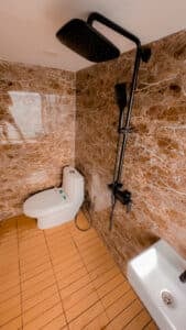 Semesta-Voyages_Komodo-Liveaboard-Phinisi_VIP-Cabin_01