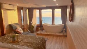 Semesta-Voyages_Komodo-Liveaboard-Phinisi_VIP-Cabin_04