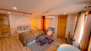 Semesta-Voyages_Komodo-Liveaboard-Phinisi_VIP-Cabin_09