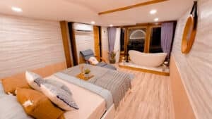 Semesta-Voyages_Komodo-Liveaboard-Phinisi_VIP-Cabin_11