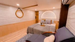 Semesta-Voyages_Komodo-Liveaboard-Phinisi_VIP-Cabin_12