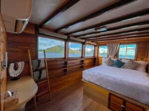 Vinca-Voyages_Komodo-Liveaboard-Phinisi_Deluxe-Cabin_08