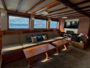 Vinca-Voyages_Komodo-Liveaboard-Phinisi_Dining_05