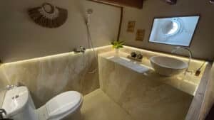 Vinca-Voyages_Komodo-Liveaboard-Phinisi_Master-Cabin-1_06