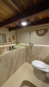 Vinca-Voyages_Komodo-Liveaboard-Phinisi_Master-Cabin-1_07