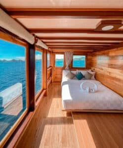 Vinca-Voyages_Komodo-Liveaboard-Phinisi_Master-Cabin-2_02