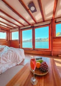 Vinca-Voyages_Komodo-Liveaboard-Phinisi_Master-Cabin-2_05