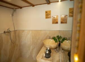 Vinca-Voyages_Komodo-Liveaboard-Phinisi_Master-Cabin-2_09