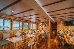 Zada-Nara_Komodo-Liveaboard-Phinisi_Dining_04